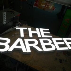 ENSEIGNE LUMINEUSE LED LETTRES BOITIERS 3D “THE BARBER” EXTERNE 40cm DE HAUTEUR