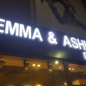 ENSEIGNE LUMINEUSE LED LETTRES BOITIERS 3D “EMMA & ASHLEY” EXTERNE 40cm DE HAUTEUR