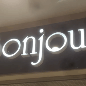 ENSEIGNE LUMINEUSE LETTRES BOÎTIERS LED 3D ÉCLAIRAGE PAR PLEXIGLASS FABRICATION SUR MESURE