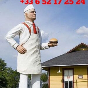 "UNE DÉCORATION STATUE DE FIGURINE DE CHEF EN RÉSINE DE FIBRE DE VERRE AVEC UN HAMBURGER